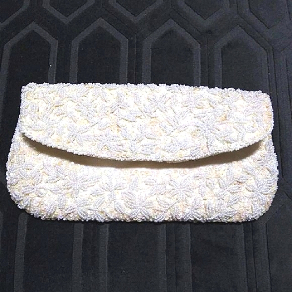 VINTAGE CREAM AND WHITE FOLD OVER SOFT CLUTCH RETRO ACCESSORY PARTY LOVELY GLAM
